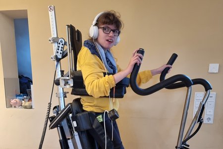 Sophie Conrad trainiert regelmäßig zu Hause mit dem „Innowalk“. Pro Trainingseinheit kommt sie auf 150 Meter.