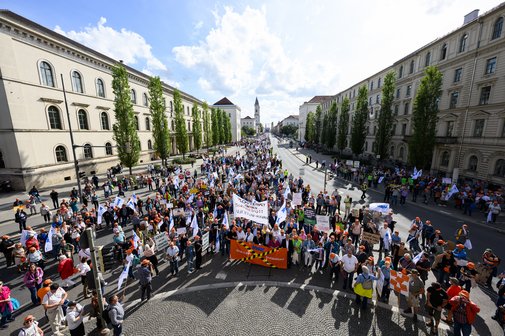 Die Demonstrierenden auf der Ludwigstraße vor dem Siegestor.
