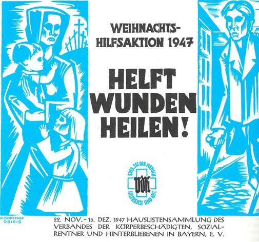 Plakat der Spendenaktion "Helft Wunden heilen" 1947 in Bayern. In blau-weißer Grafik hält eine Frau zwei Kinder schützend im Arm, daneben steht ein verletzter Mann mit Krücke. Zentraler Schriftzug: „Weihnachtshilfsaktion 1947 – Helft Wunden heilen!“. Das Motiv vermittelt Fürsorge und soziale Solidarität nach dem Krieg.