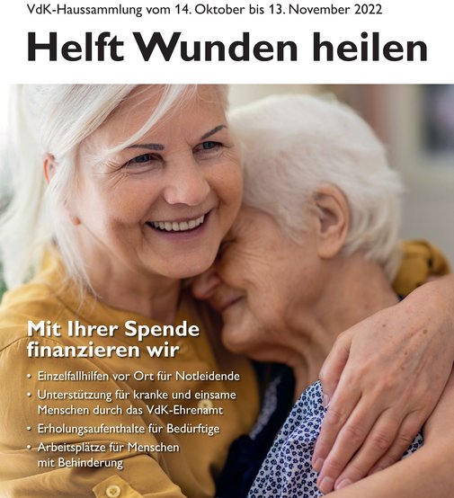 Plakat der VdK-Spendensammlung "Helft Wunden heilen" aus dem Jahr 2022. Auf dem Plakat sieht man zwei Frauen. Eine davon hält die andere in den Armen.