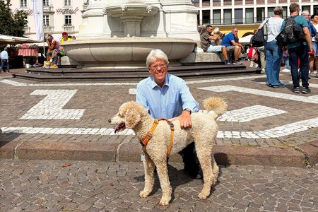 VdK-Landesgeschäftsführer Michael Pausder und Großpudelhündin Afra im Urlaub.