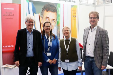 VdK-Landesgeschäftsführer Michael Pausder (links) mit Michaela Heyne, Ressort „Leben im Alter“, Ute Huth, Presseabteilung, und Robert Otto, VdK-Bezirksgeschäftsführer Oberbayern (von links).