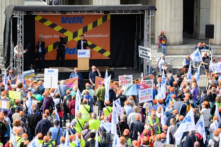 Vor dem Podium auf dem Königsplatz verfolgten die 3000 Demonstrierenden aus ganz Bayern die Reden.