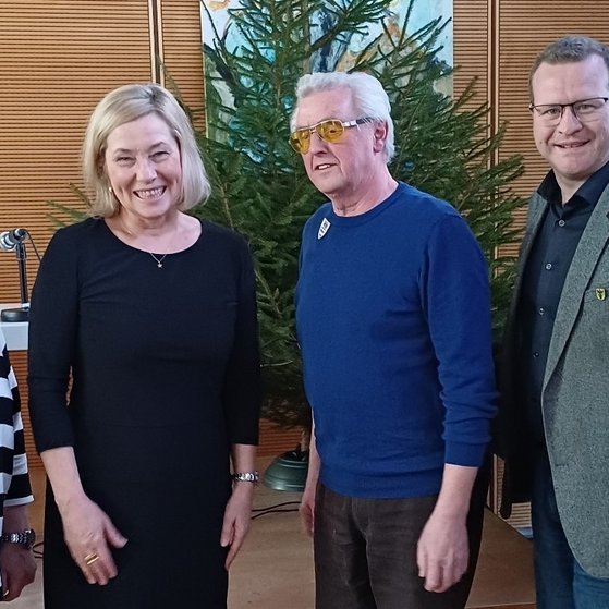 Herbert Weidlich erhält die Ehrennadel für 20 Jahre treue Mitarbeit Ehrennadel für 20 Jahre treue Mitarbeit für Herbert Weidlich